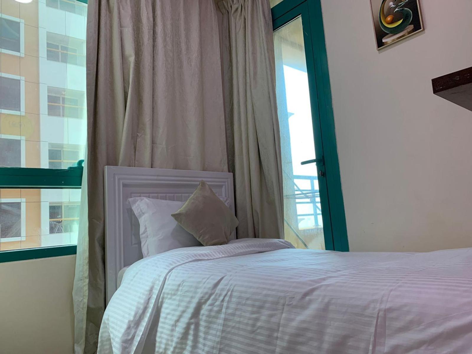 Nice Single Rooms For "Girls" Only In Dubai, Marina Exterior photo