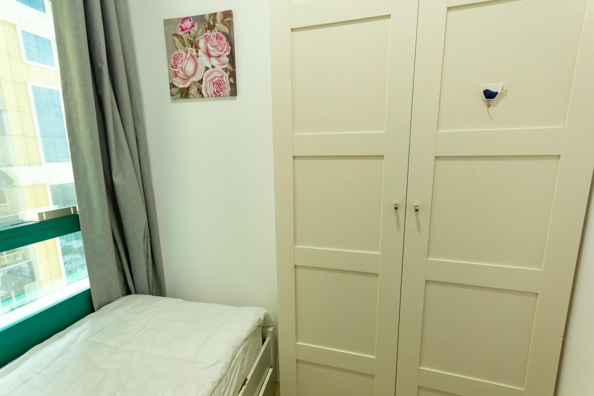 Nice Single Rooms For "Girls" Only In Dubai, Marina Exterior photo