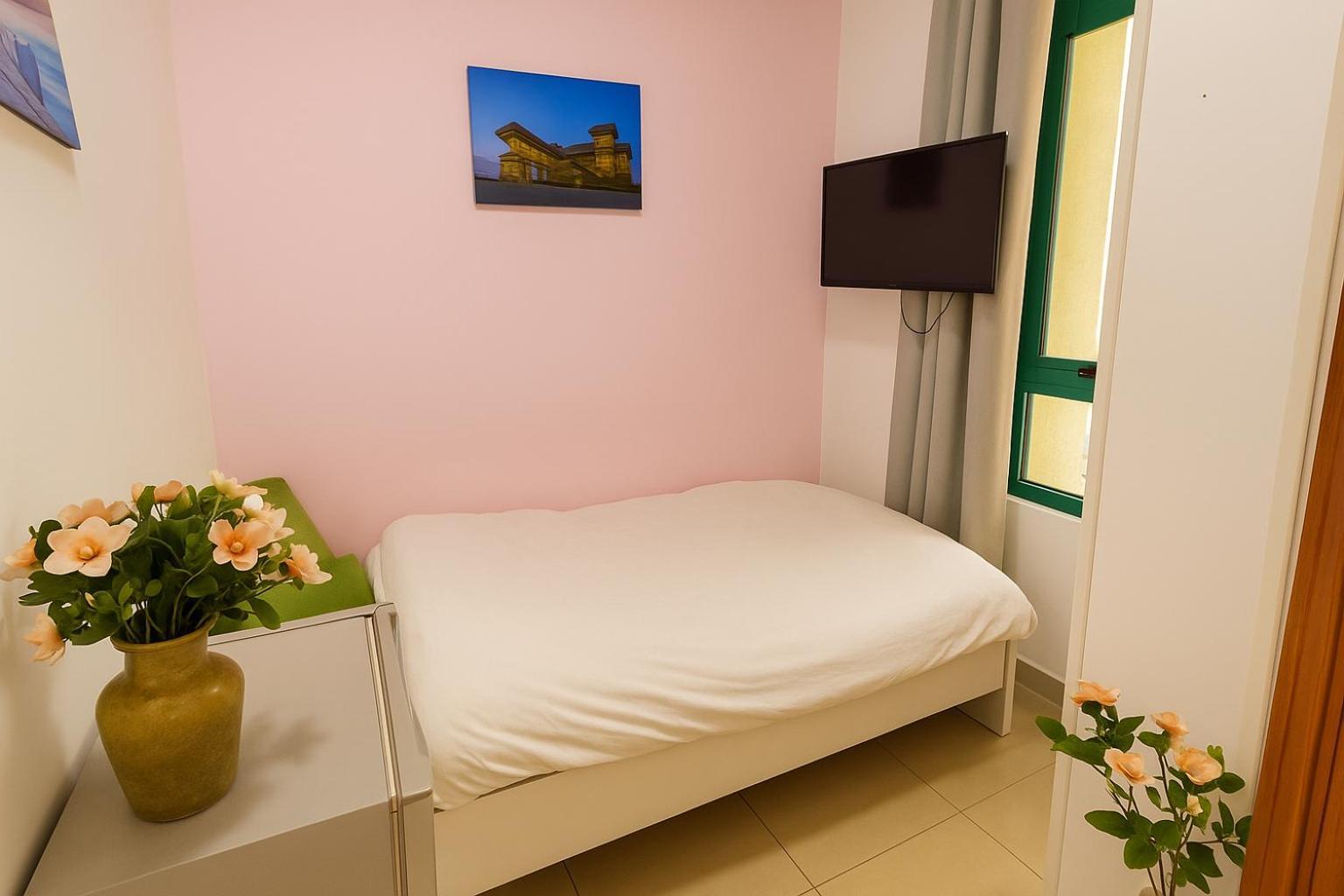 Nice Single Rooms For "Girls" Only In Dubai, Marina Exterior photo