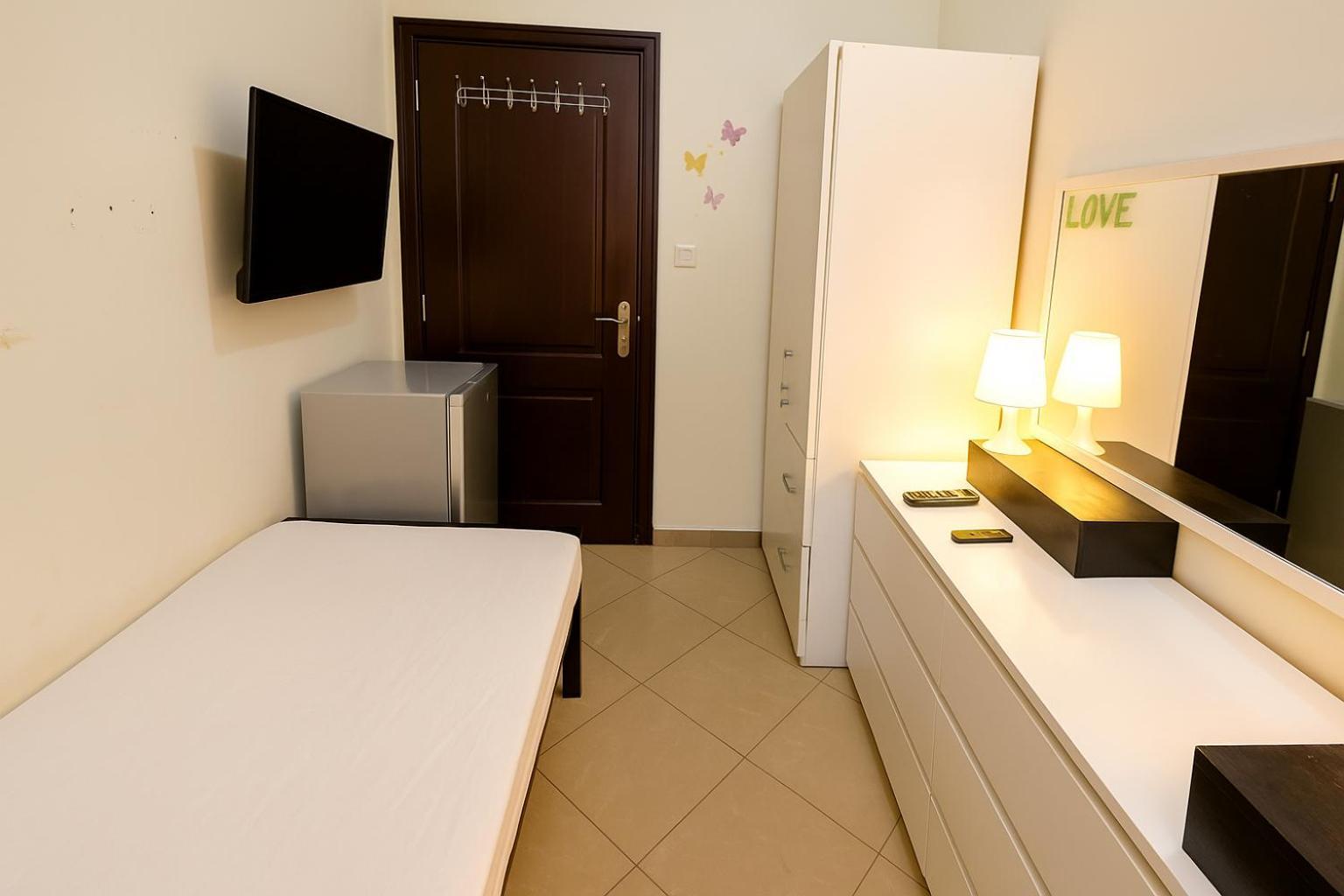 Nice Single Rooms For "Girls" Only In Dubai, Marina Exterior photo